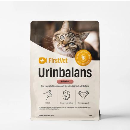 Påse med kattmaten FirstVet Urinbalans 2 kg. Påsen har en bild på en fläckig katt och gula detaljer.