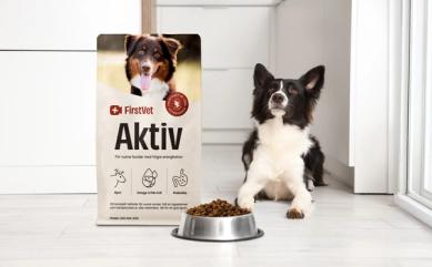 En bild på en gullig hund som äter FirstVet Aktiv