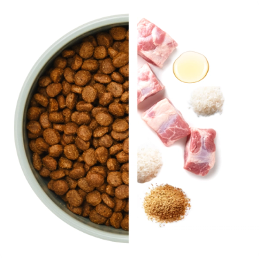Skål med torrfoder till vänster och råvaror till höger, inklusive kanin, psylliumfrön och ris.
