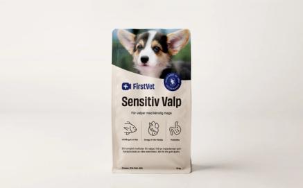 En stor 12 kg foderpåse av Sensitiv Valp från FirstVet