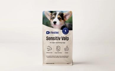 En stor 12 kg foderpåse av Sensitiv Valp från FirstVet