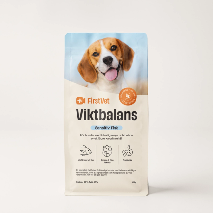 Förpackning med hundmat från märket FirstVet, med bild på en glad beagle på framsidan.