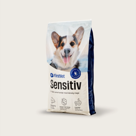 Förpackning med FirstVet Sensitiv hundfoder för vuxna hundar med känslig mage, med bild på en glad hund på framsidan.