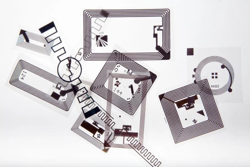 Choosing RFID vs Barcode for asset tracking system