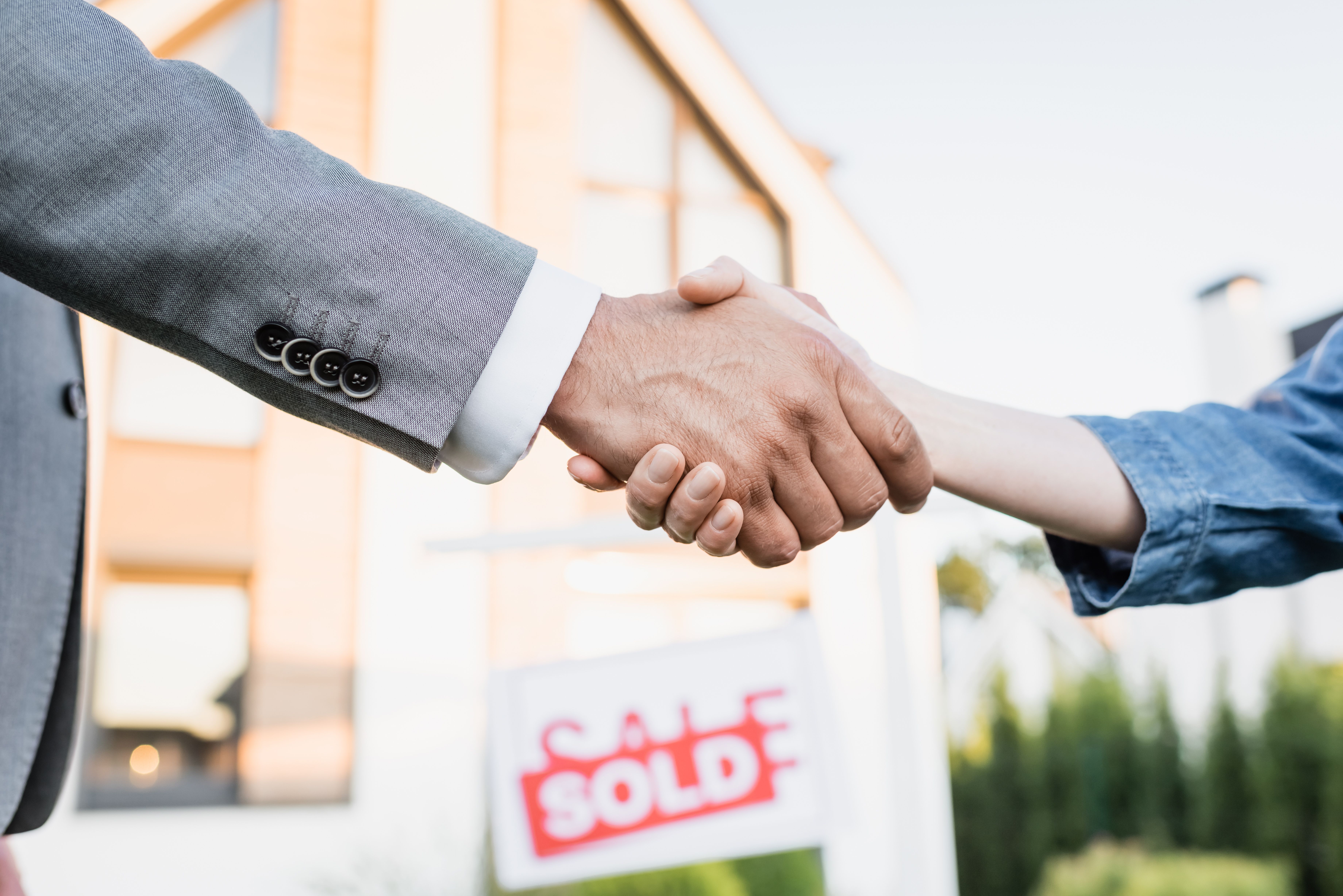 What is the Average Commission for a Residential Real Estate Agent in Alberta?