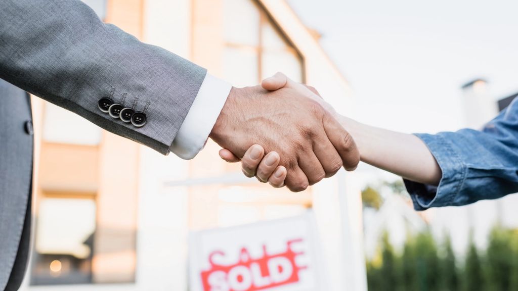 What is the Average Commission for a Residential Real Estate Agent in Alberta?