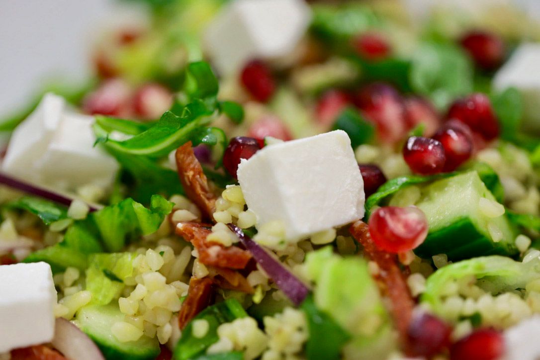Fargerik salat fra kantina hos Åspro