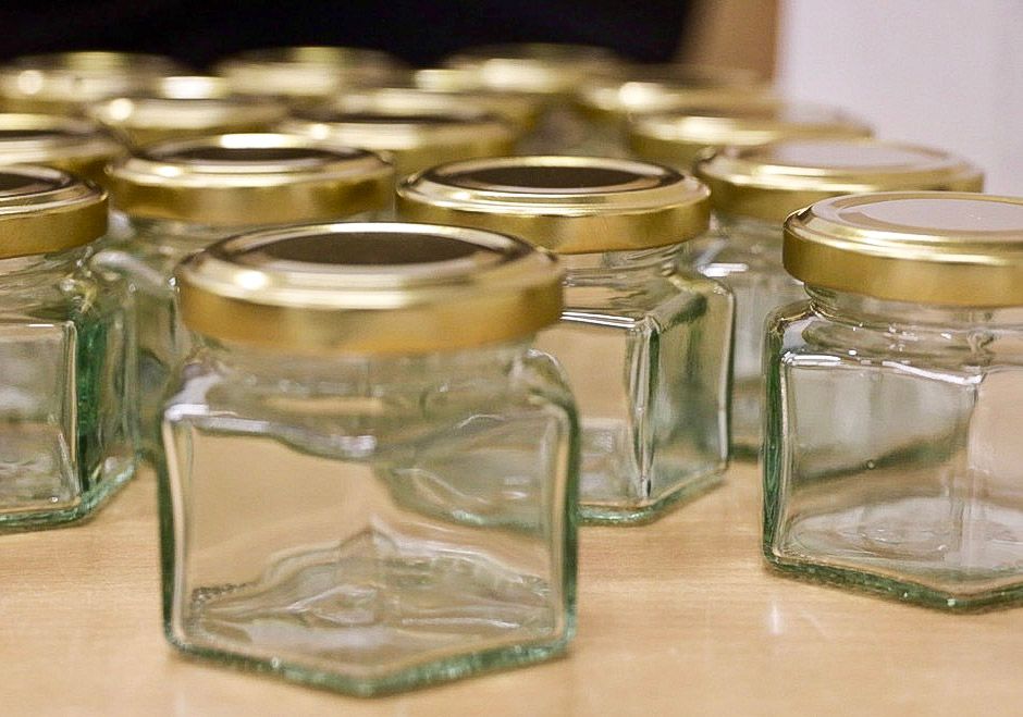 Sekskantede glass med gullokk