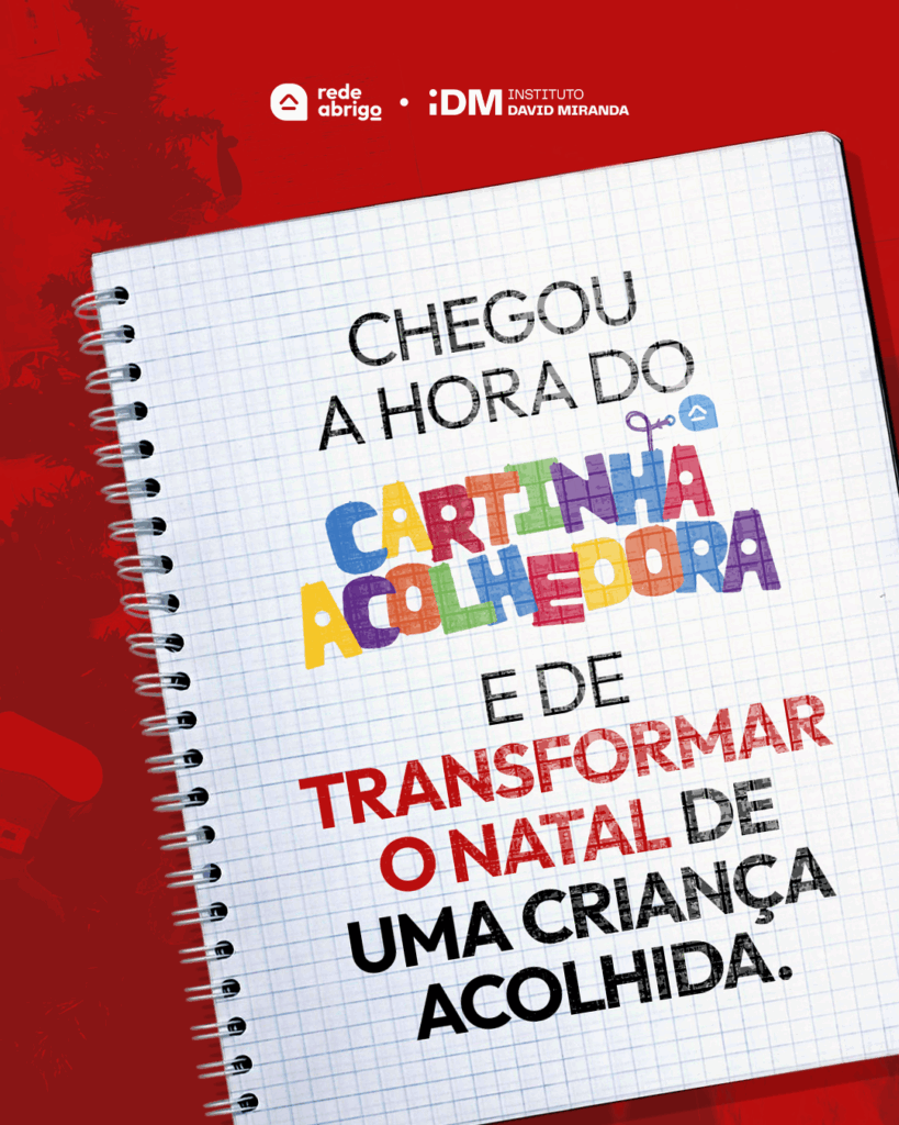 Arte gráfica em fundo vermelho com os logotipos da Rede Abrigo e do Instituto David Miranda no topo. Ao centro, um caderno pautado em destaque traz a mensagem “Chegou a hora do Cartinha Acolhedora e de transformar o Natal de uma criança acolhida”, com o nome do projeto em letras coloridas.
