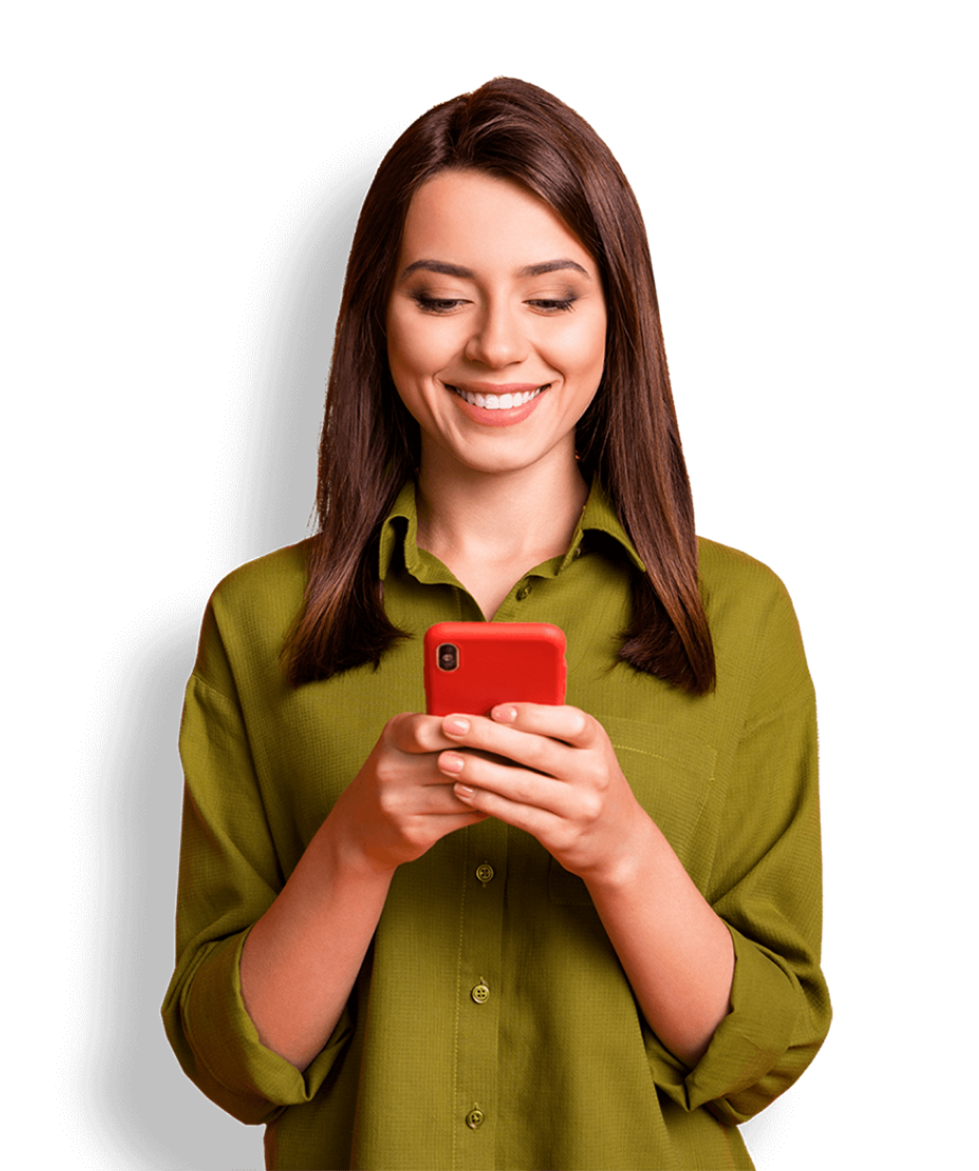 Kvinna i grön skjorta som tittar på sin mobil
