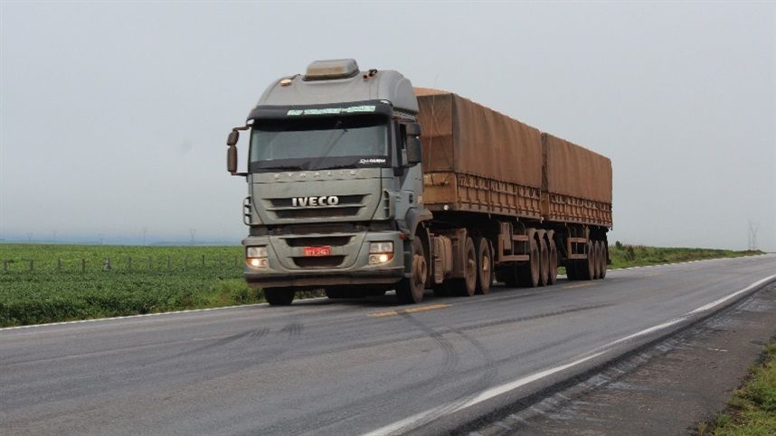 Custo de transporte de grãos avança com força em agosto e pressiona margens do produtor