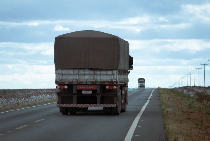Colheita abundante pressiona custos logísticos e aquece setor de transporte de grãos