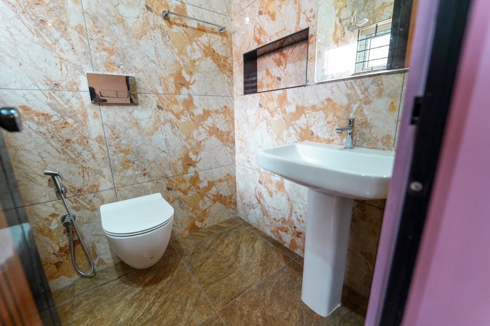 Contemporary Tropical 3BHK home  — gallery photo