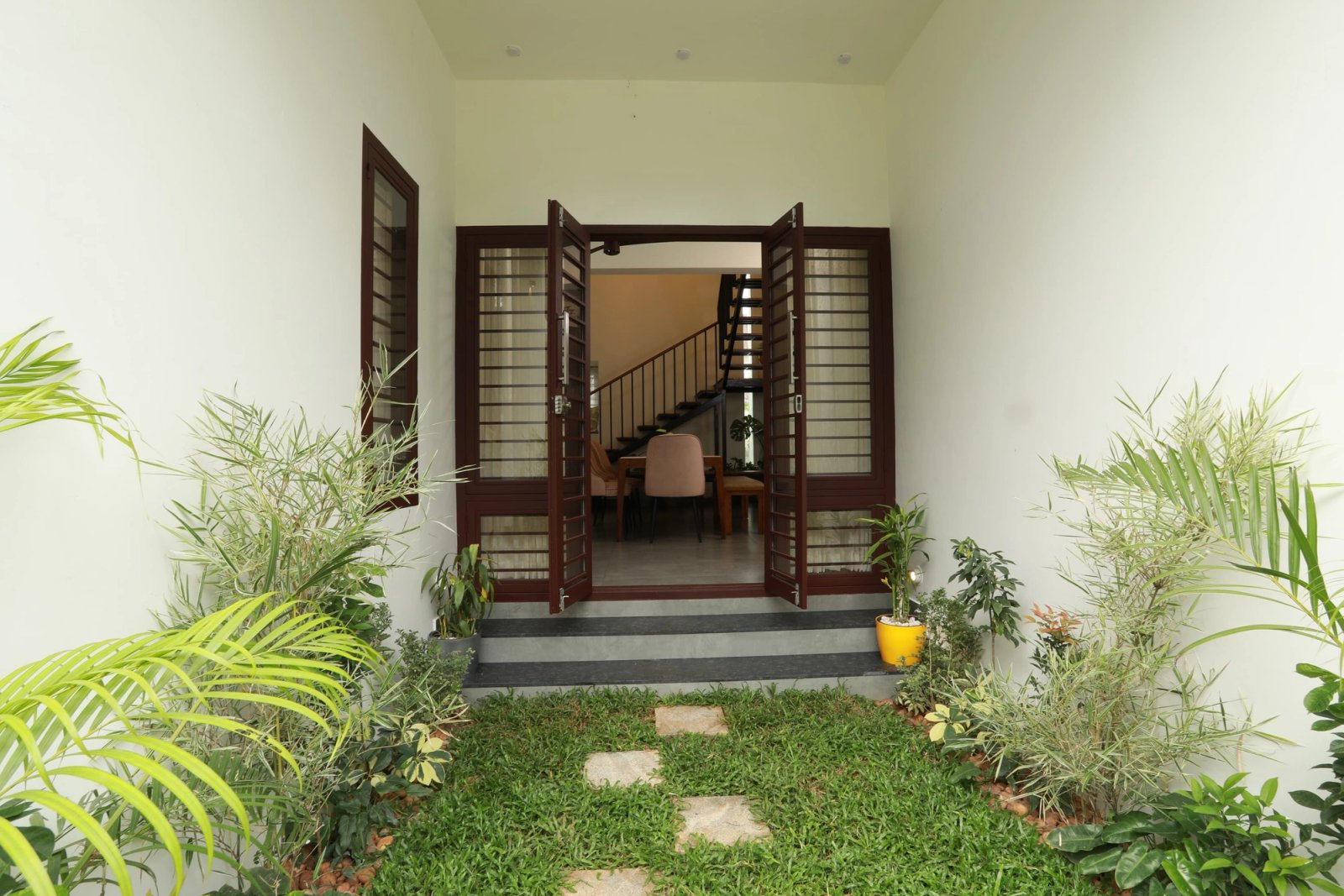 Tropical - Contemporary 3BHK House — gallery photo