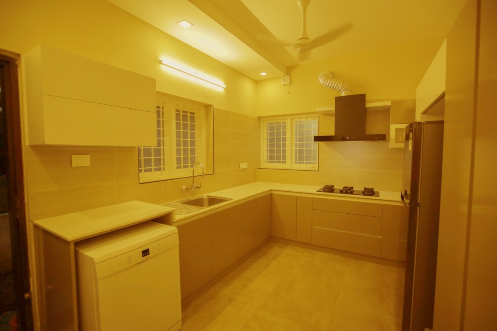 Sophisticated 3BHK Contemporary Residence — gallery photo