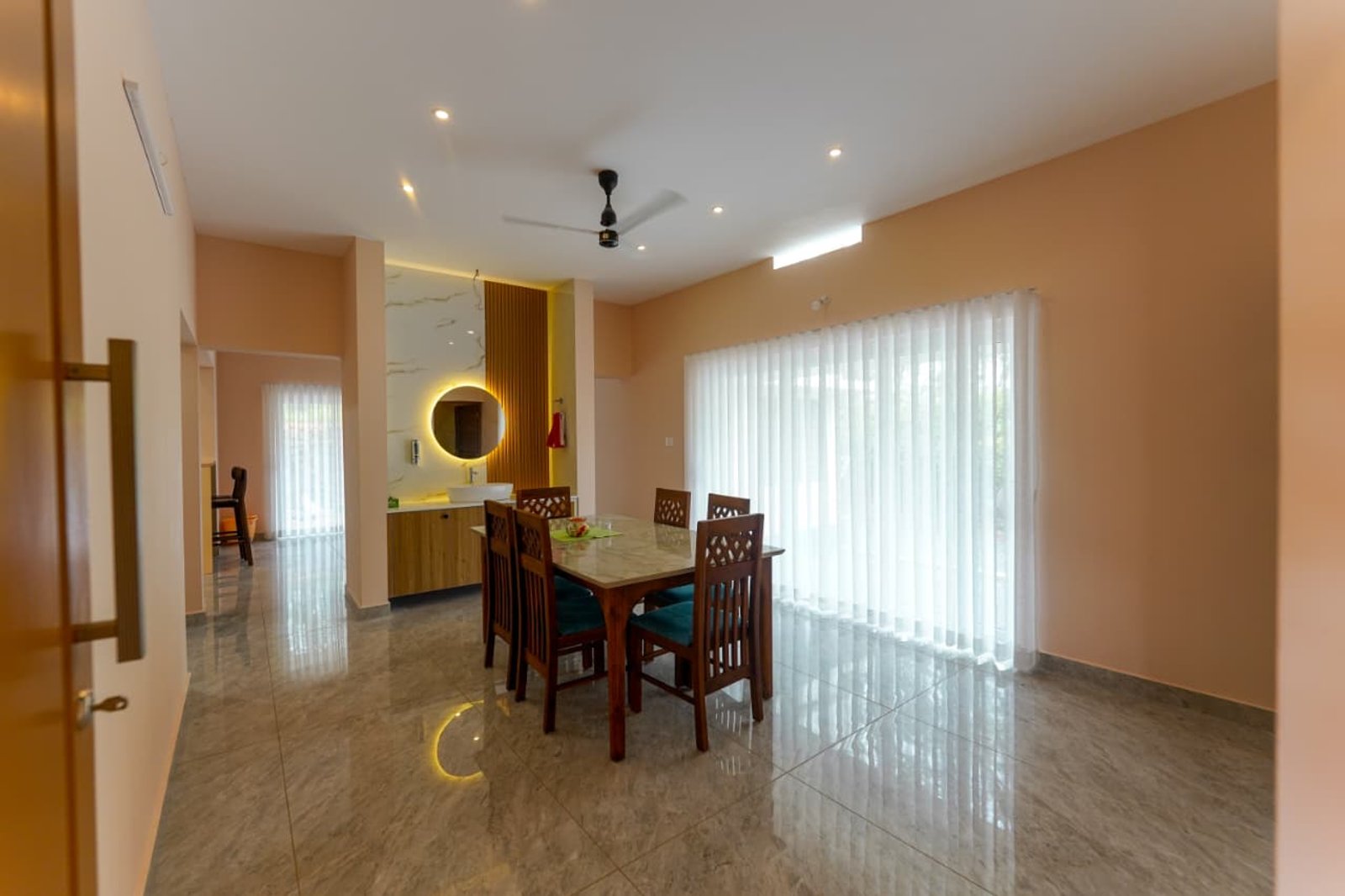 Contemporary Tropical 3BHK home  — gallery photo