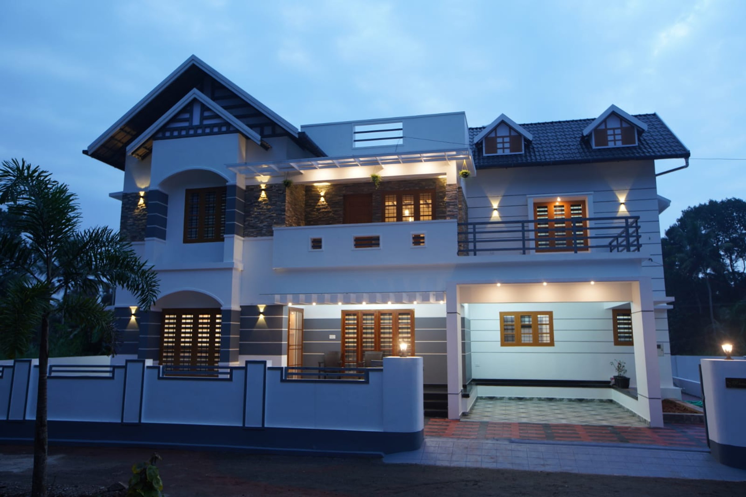 Modern-Traditional 4BHK Artistic House