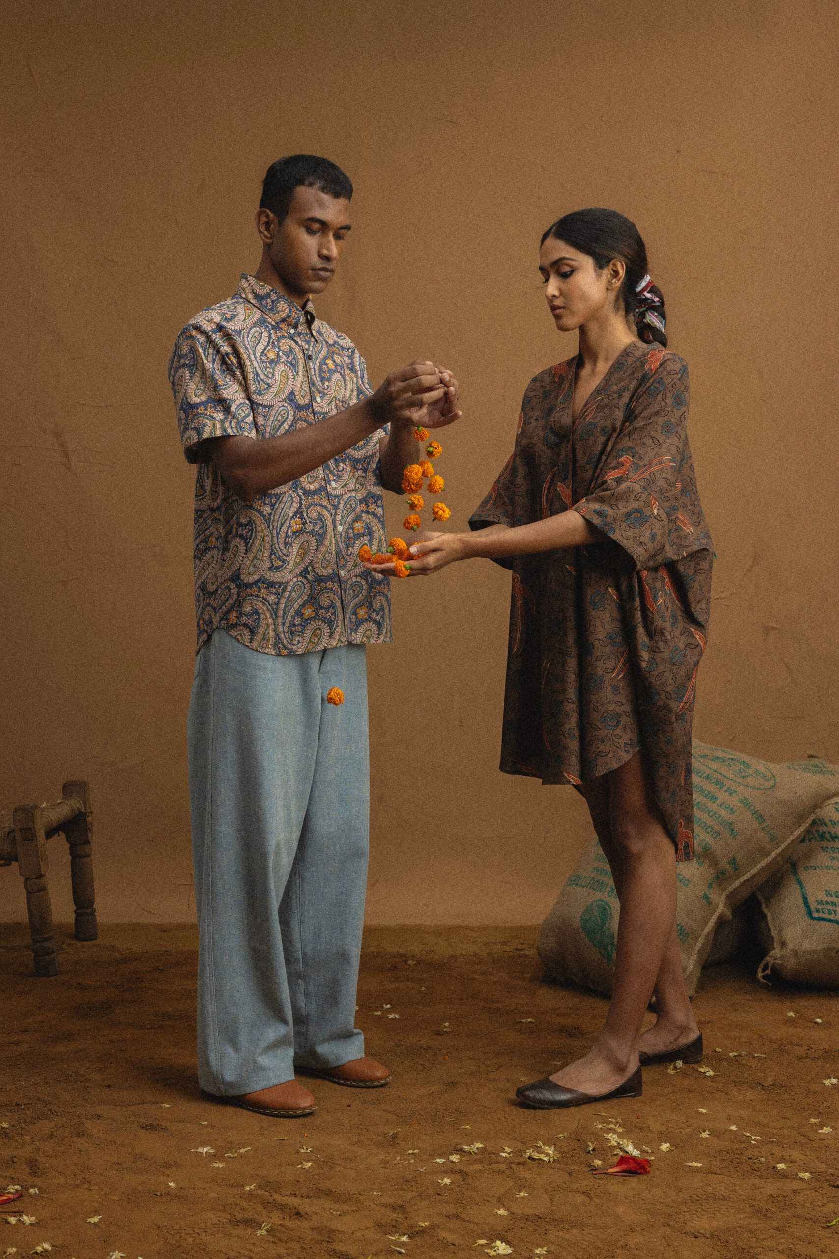 KARDO SS26: Phulkari ทุ่งดอกไม้ของปัญจาบบนผ้าทอมือ 14