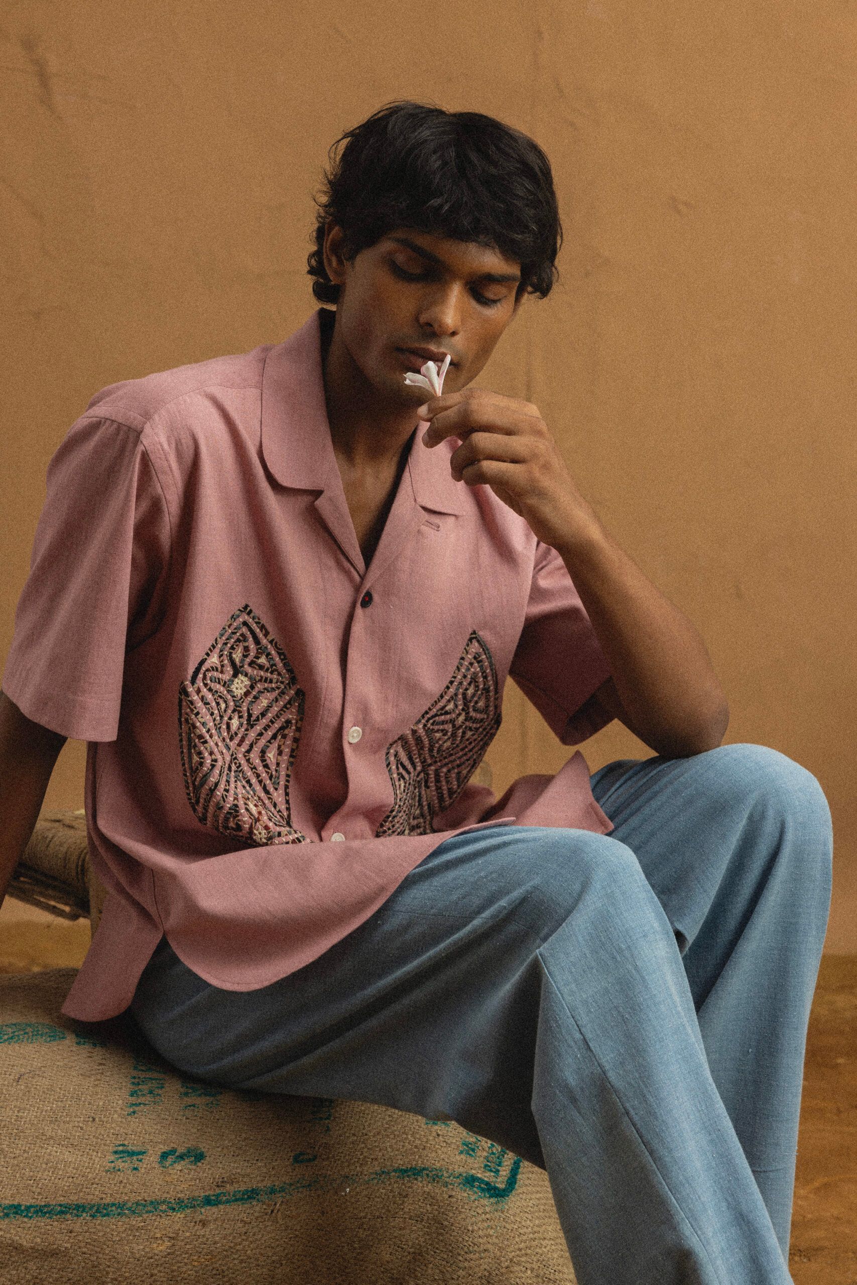 KARDO SS26: Phulkari ทุ่งดอกไม้ของปัญจาบบนผ้าทอมือ 10