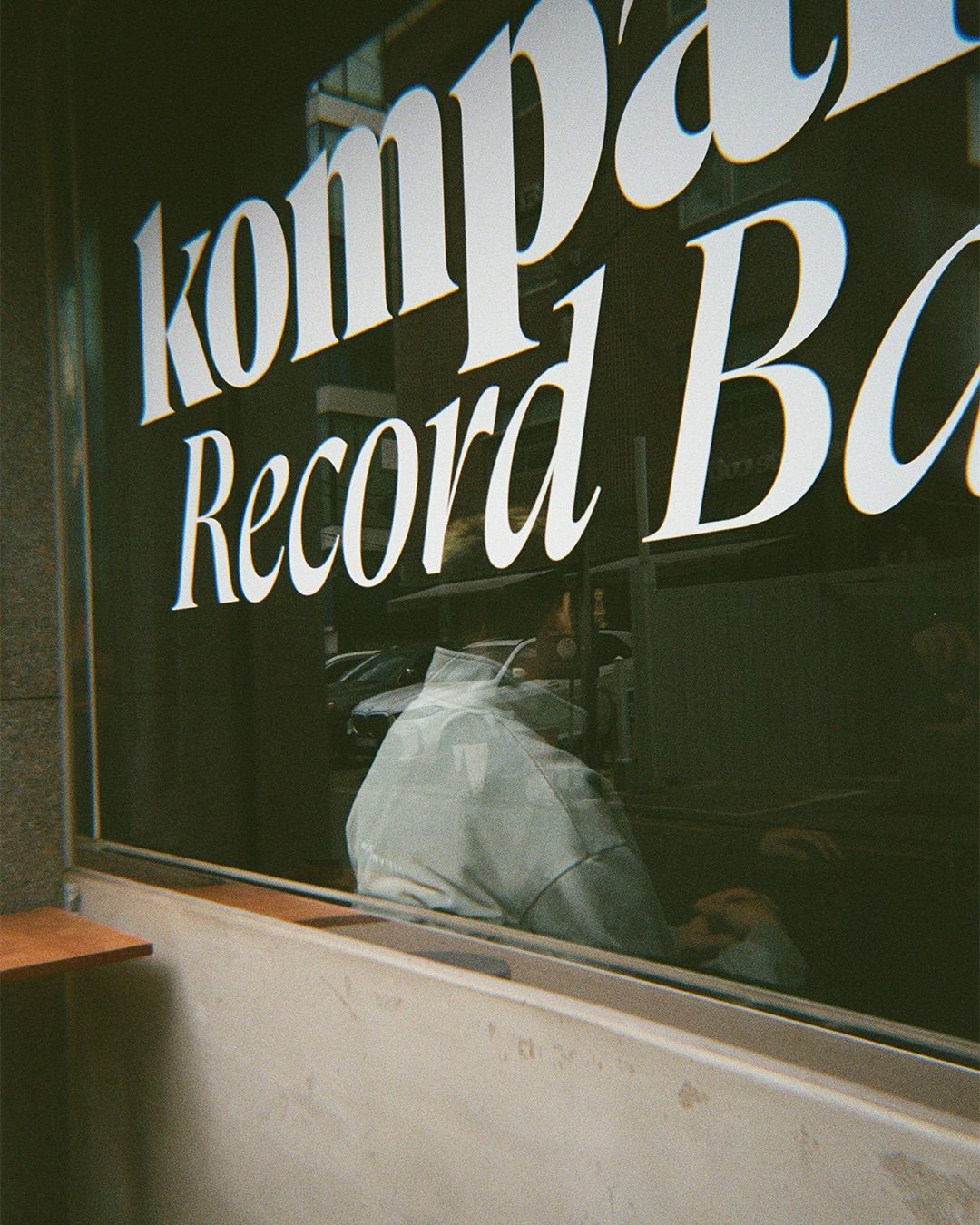 KOMPAKT RECORD BAR เมื่อ Listening Bar ทำเสื้อผ้า 5