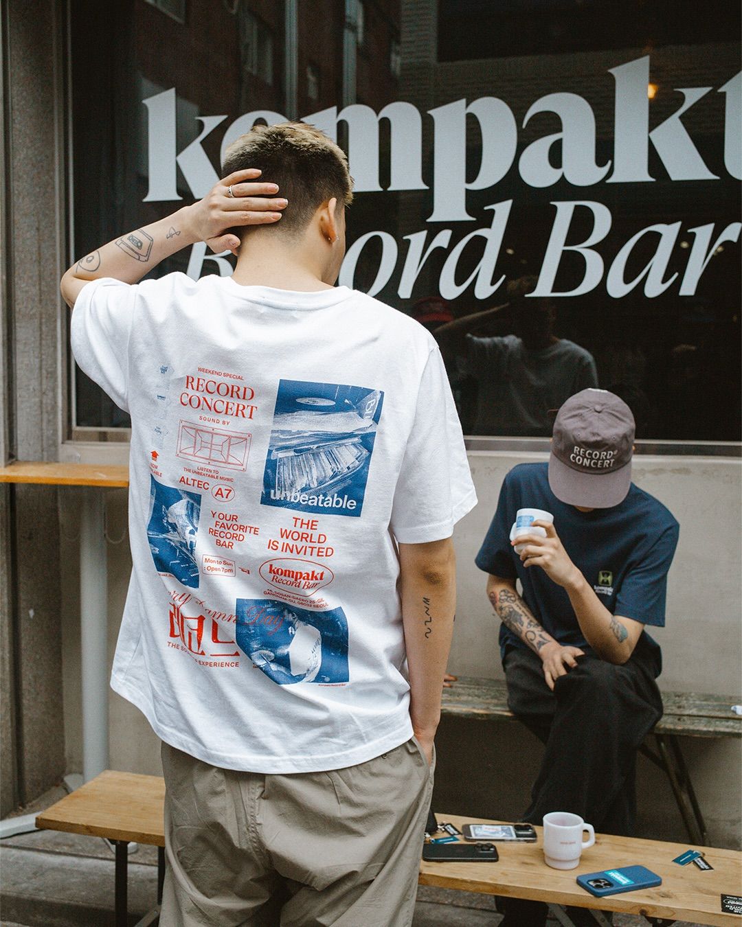 KOMPAKT RECORD BAR เมื่อ Listening Bar ทำเสื้อผ้า 1