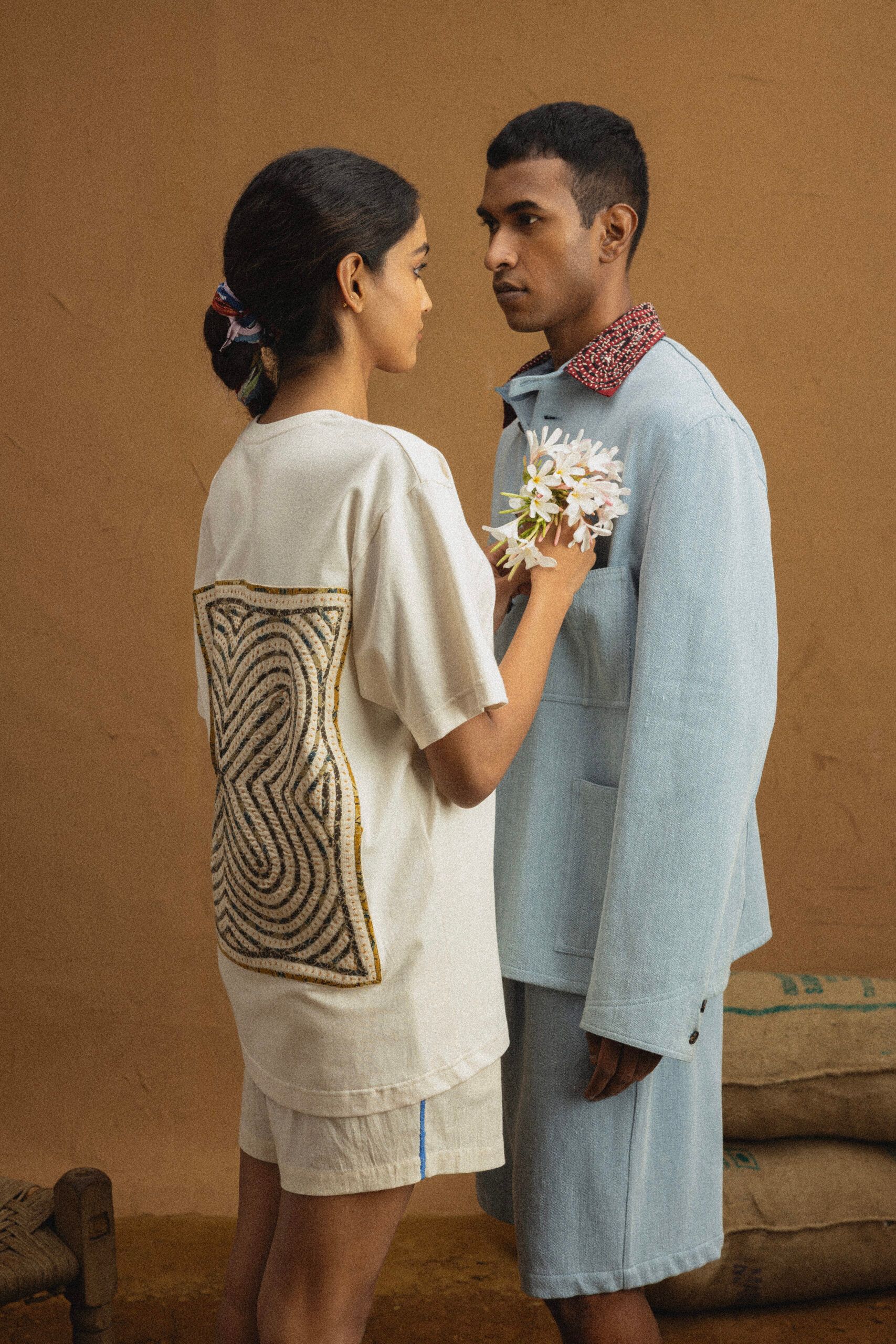KARDO SS26: Phulkari ทุ่งดอกไม้ของปัญจาบบนผ้าทอมือ 12