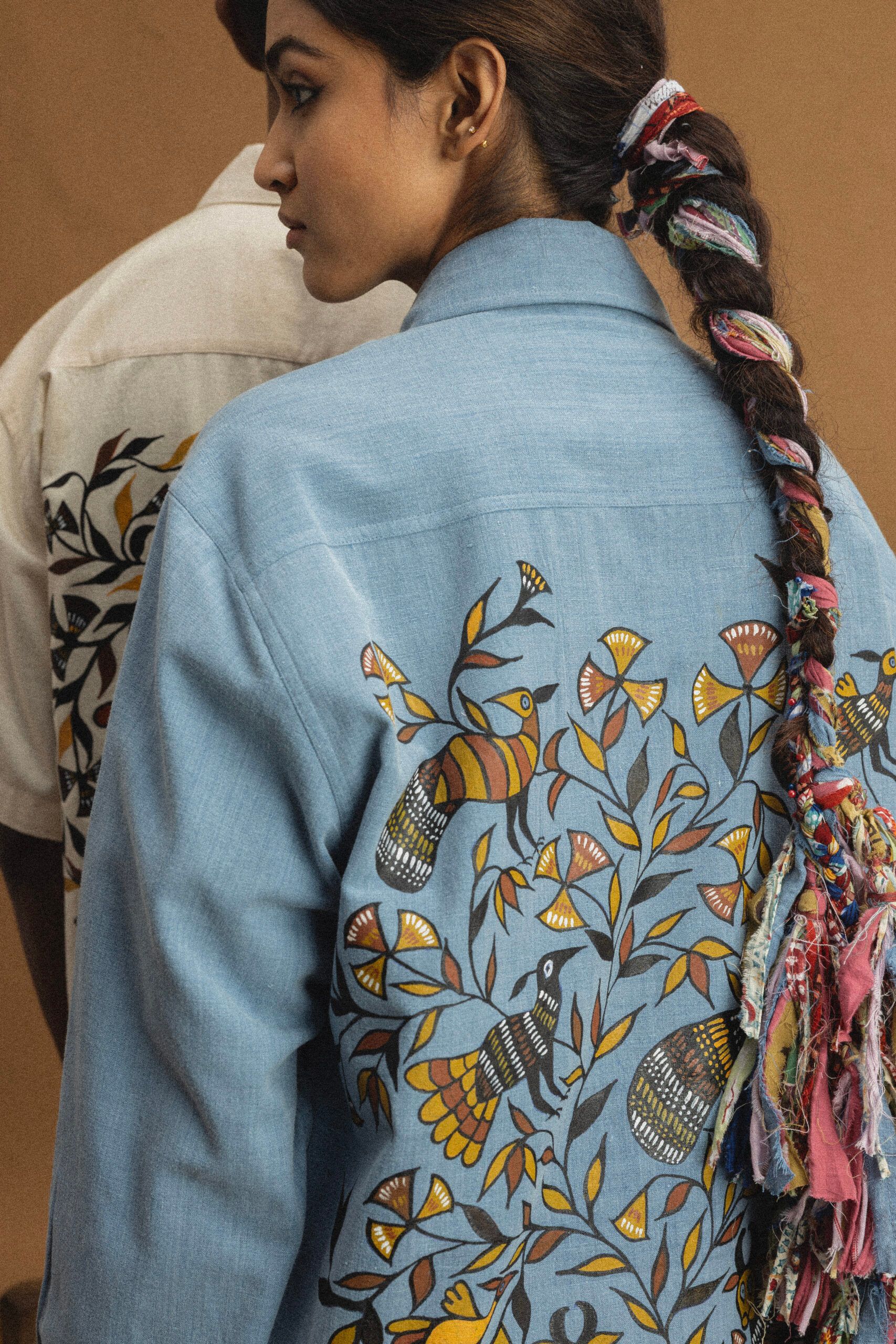 KARDO SS26: Phulkari ทุ่งดอกไม้ของปัญจาบบนผ้าทอมือ 2