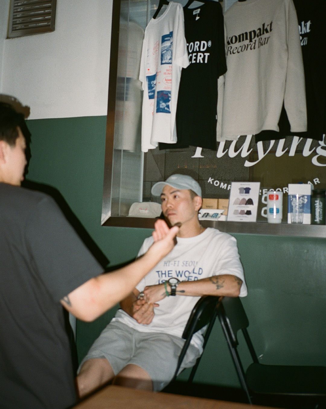 KOMPAKT RECORD BAR เมื่อ Listening Bar ทำเสื้อผ้า 6
