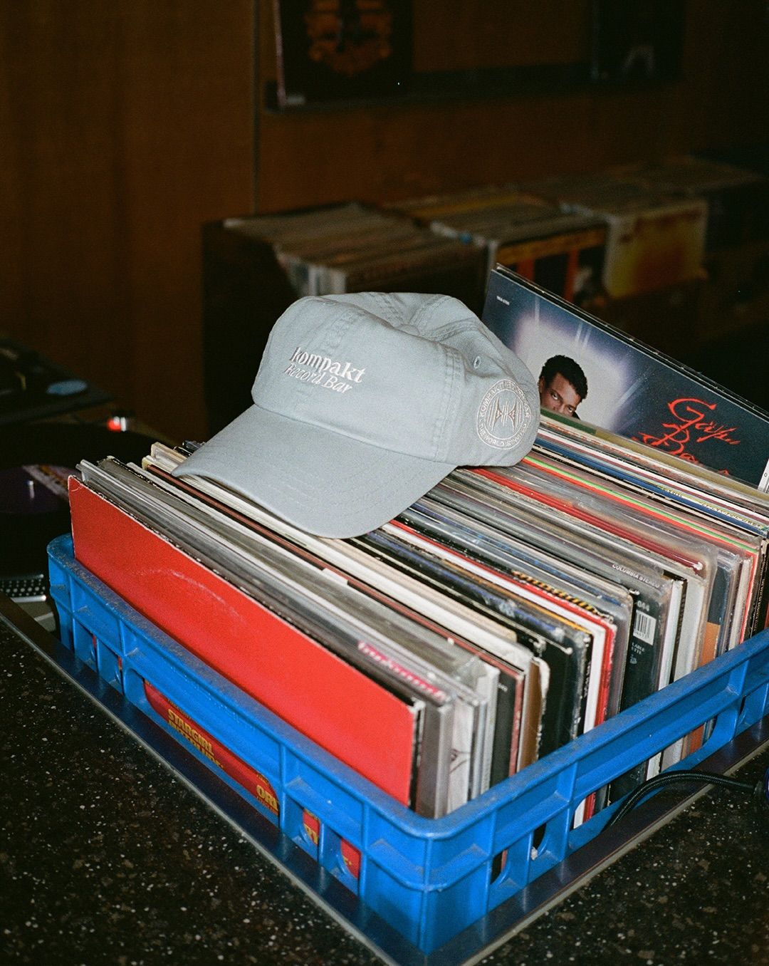 KOMPAKT RECORD BAR เมื่อ Listening Bar ทำเสื้อผ้า 7