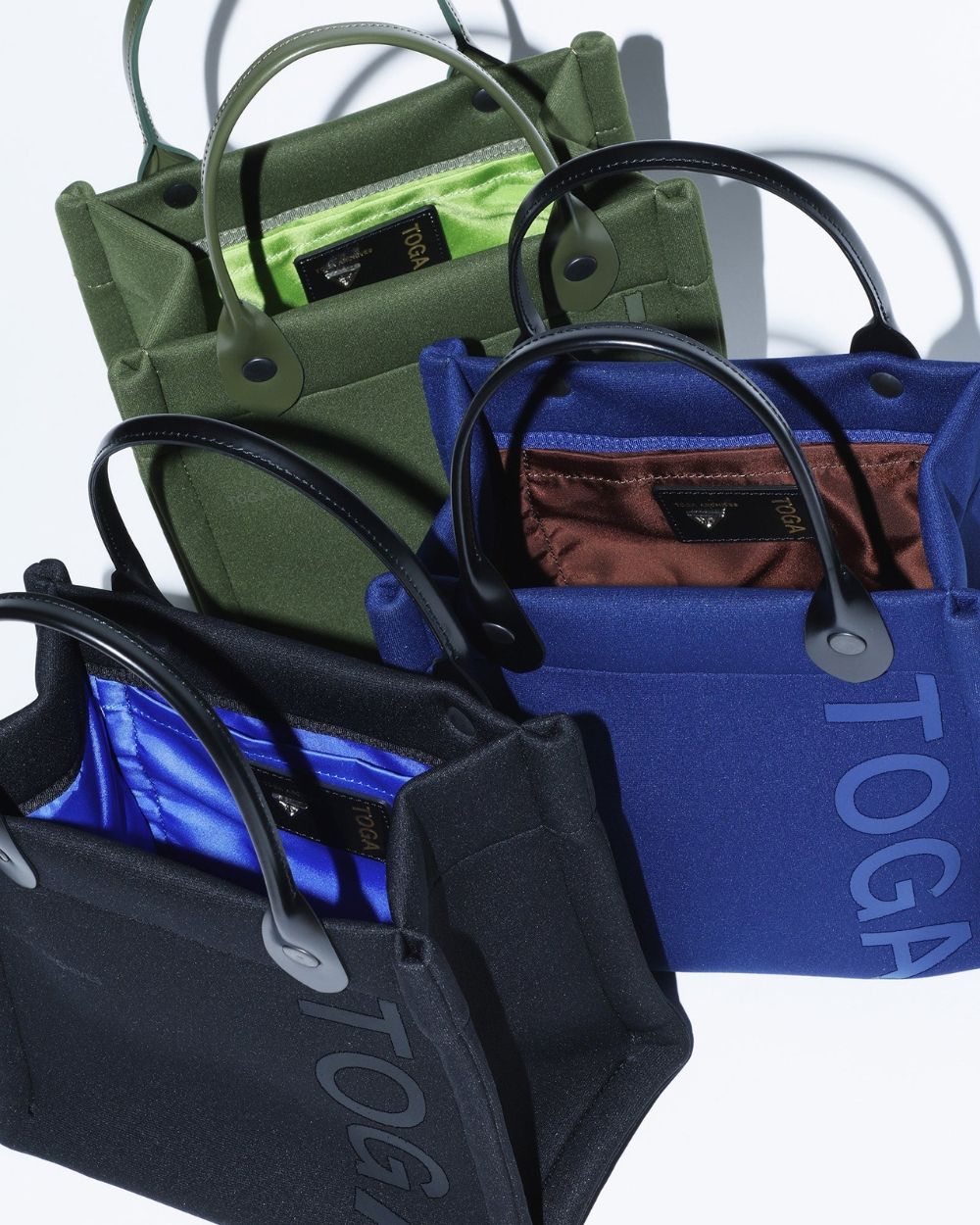 ดรอปแรกจาก TOGA FW26: ไนลอนพิมพ์ลาย หนังวัว ฮาร์ดแวร์กราฟิก จากโตเกียว