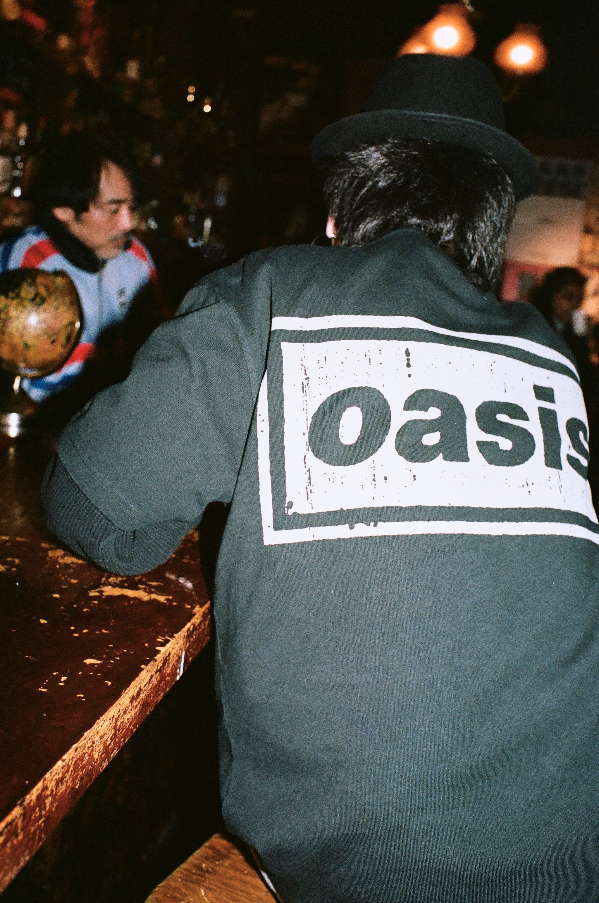 PLEASURES x OASIS SS26: เมื่อ Knebworth กลับมาอยู่ในเสื้อผ้า 6