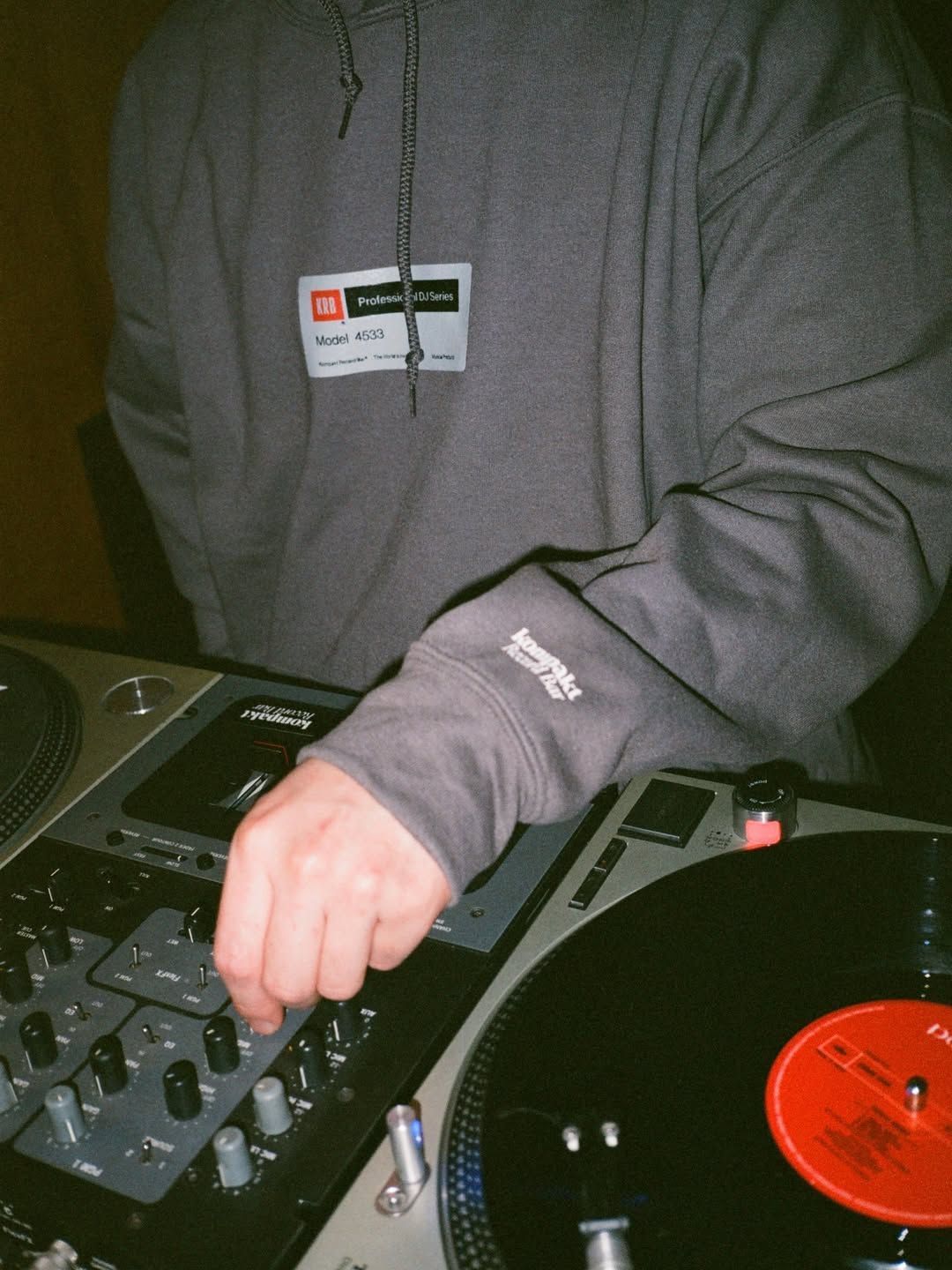 KOMPAKT RECORD BAR เมื่อ Listening Bar ทำเสื้อผ้า 8