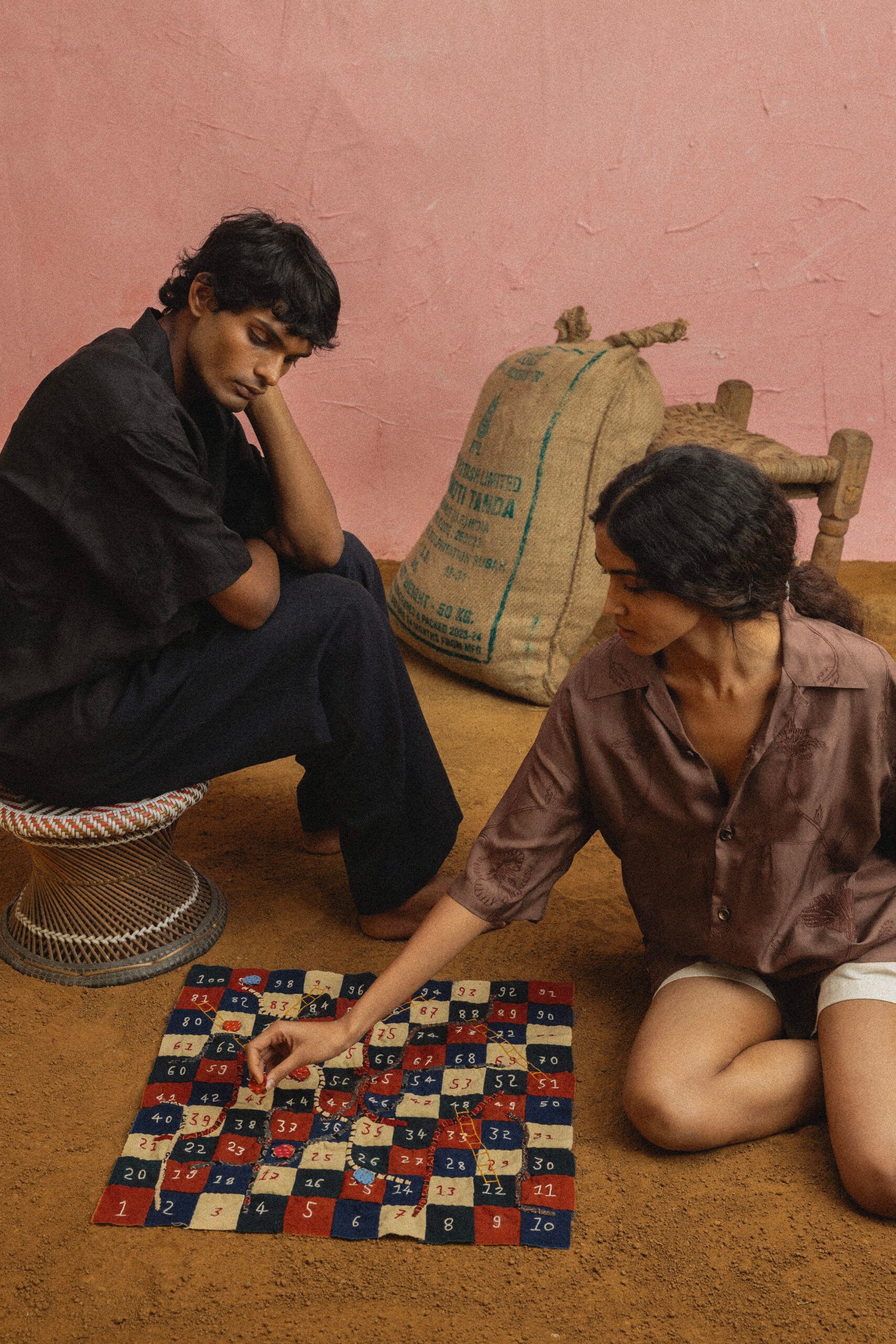 KARDO SS26: Phulkari ทุ่งดอกไม้ของปัญจาบบนผ้าทอมือ 21