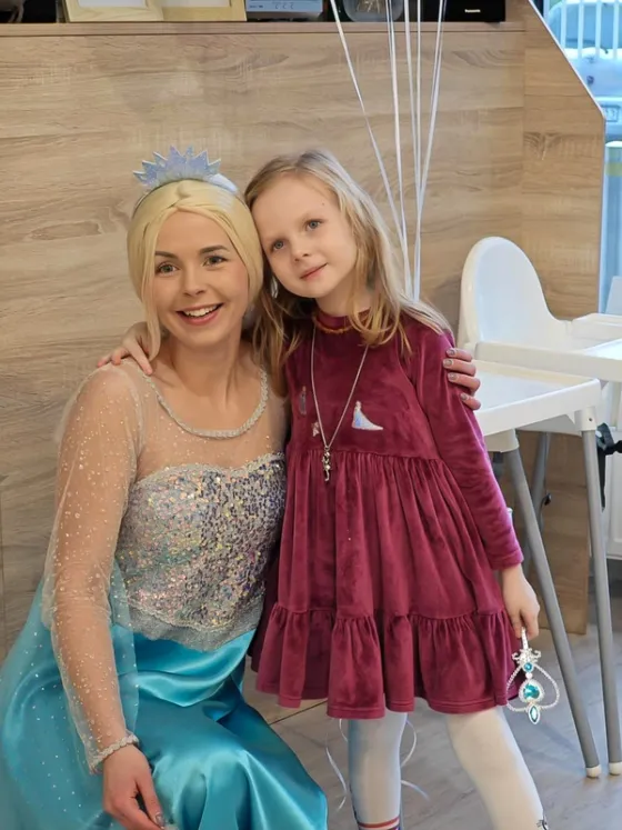 Dreamy Mermaid animatorė atlieka magišką pasirodymą vaikų šventėje Vilniuje