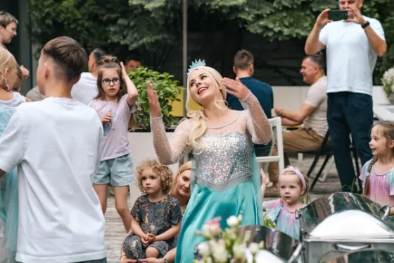 Pasakų personažas kuria stebuklingą nuotaiką vaikų renginyje