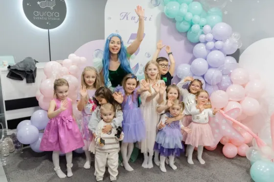 Dreamy Mermaid animatorė atlieka magišką pasirodymą vaikų šventėje Vilniuje