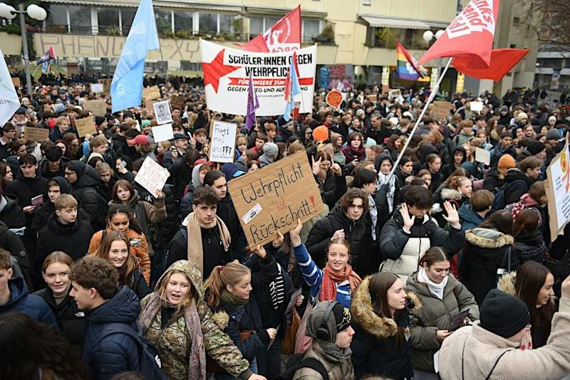 Schulstreik gegen Wehrpflicht und Zwangsmusterung in Berlin-Kreuzberg