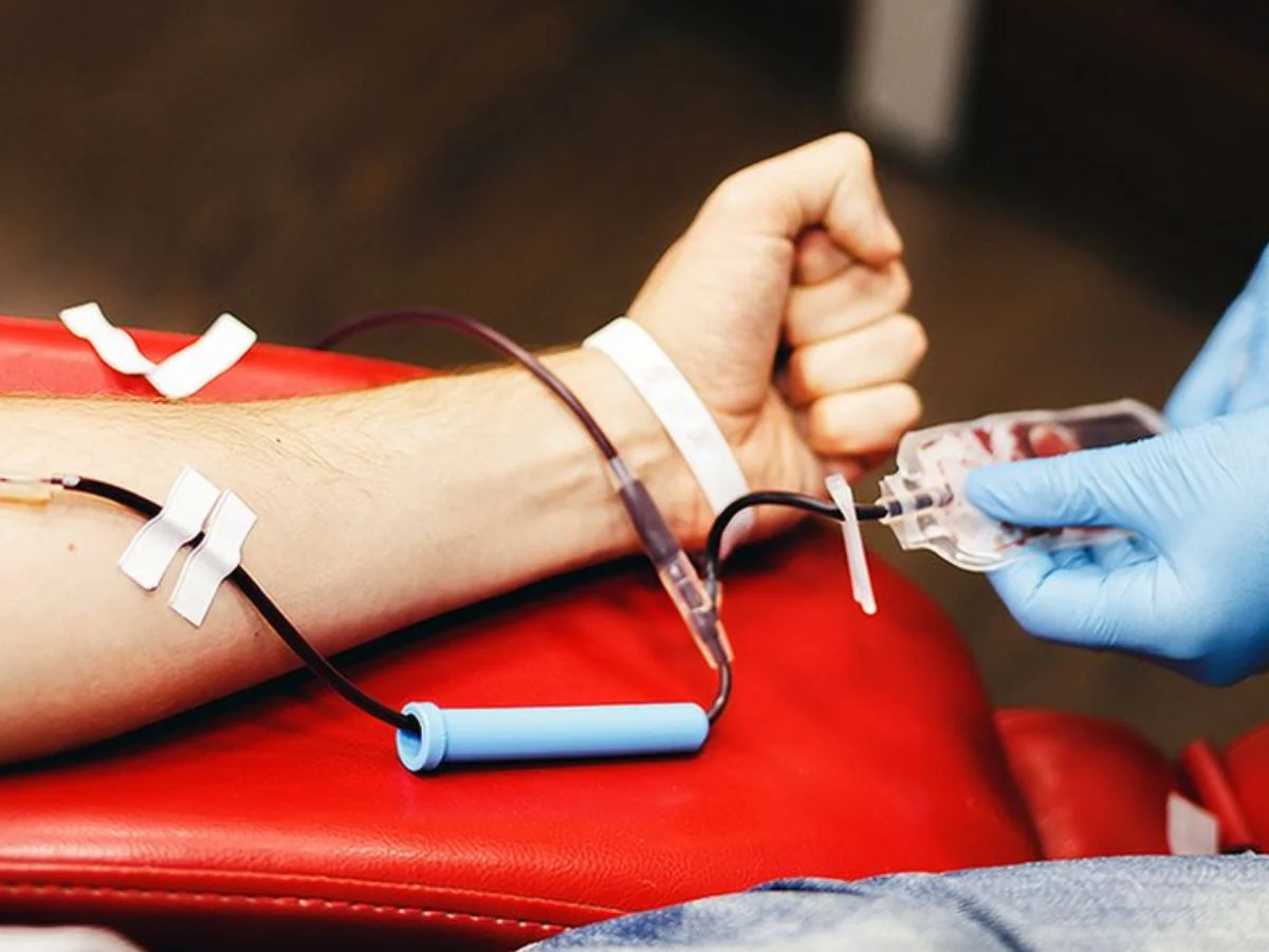 डायबिटीज मरीज डॉक्टर से परामर्श लेते हुए रक्तदान के लिए फिटनेस चेकअप कराते हुए दृश्य