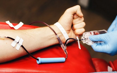 डायबिटीज मरीज डॉक्टर से परामर्श लेते हुए रक्तदान के लिए फिटनेस चेकअप कराते हुए दृश्य