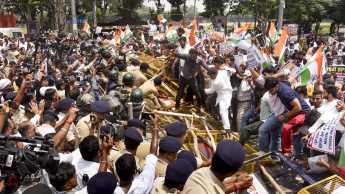 बिहार दारोगा भर्ती की मुख्य परीक्षा रद्द होने के विरोध में पटना में प्रदर्शन करते अभ्यर्थी