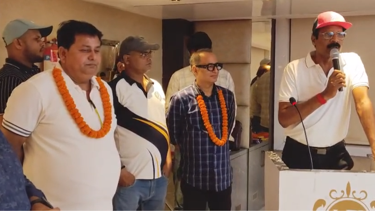 देवघर जिला क्रिकेट एसोसिएशन चुनाव 2026 के बाद विजयी पदाधिकारियों का सम्मान करते पदाधिकारी और झारखंड क्रिकेट एसोसिएशन के पर्यवेक्षक।
