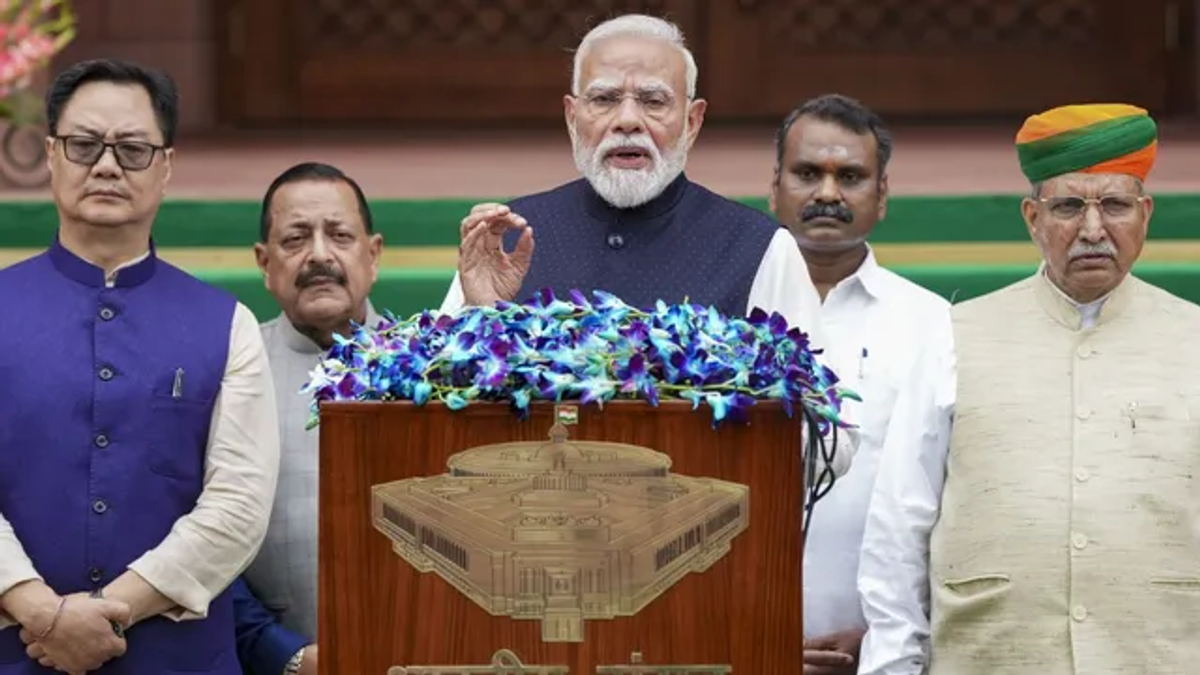 संसद में NEET पेपर लीक विवाद पर चर्चा के बीच प्रधानमंत्री नरेंद्र मोदी और विपक्ष के नेता राहुल गांधी।