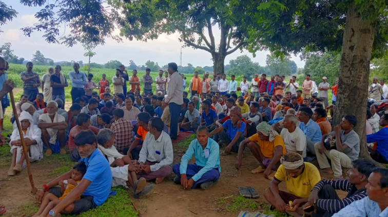 बालूमाथ में धाधू कोल ब्लॉक को लेकर आयोजित जनसुनवाई के दौरान विरोध करते किसान।