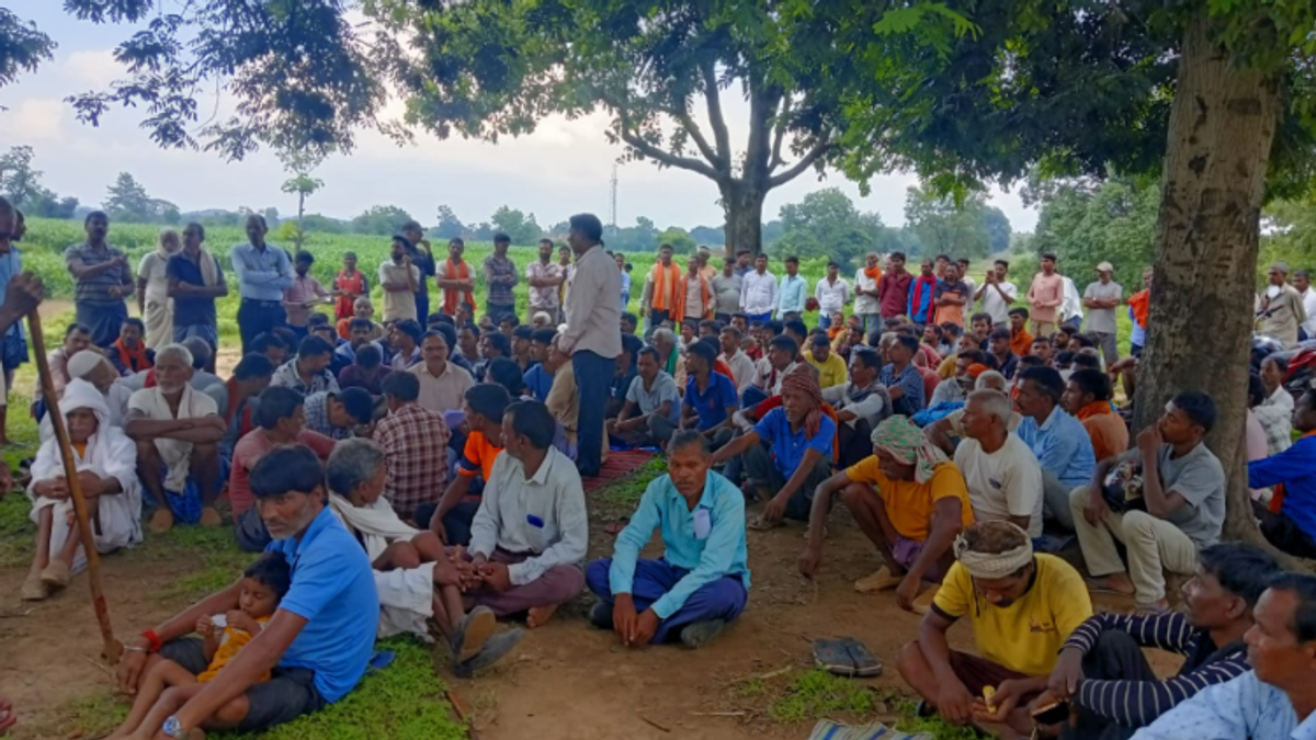 बालूमाथ में धाधू कोल ब्लॉक को लेकर आयोजित जनसुनवाई के दौरान विरोध करते किसान।