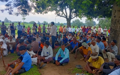 बालूमाथ में धाधू कोल ब्लॉक को लेकर आयोजित जनसुनवाई के दौरान विरोध करते किसान।