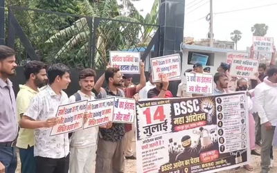 पटना स्थित बिहार कर्मचारी चयन आयोग (BSSC) कार्यालय के बाहर लंबित भर्ती परीक्षाओं को लेकर प्रदर्शन करते अभ्यर्थी और मुख्य गेट पर लगा ताला।