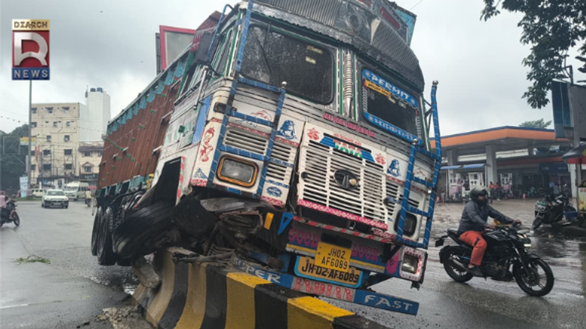 जमशेदपुर के गोलमुरी में आकाशदीप प्लाजा के सामने डिवाइडर से टकराया ट्रक