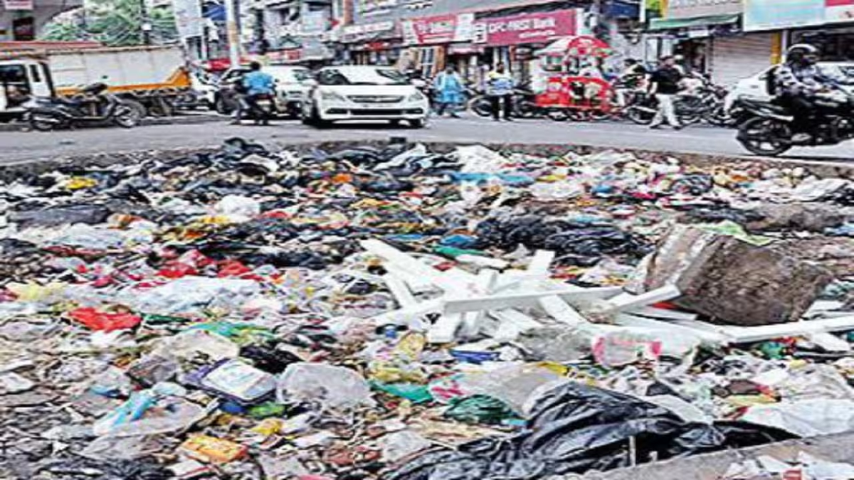पटना में सफाईकर्मियों की हड़ताल के कारण सड़क किनारे जमा कचरे का ढेर