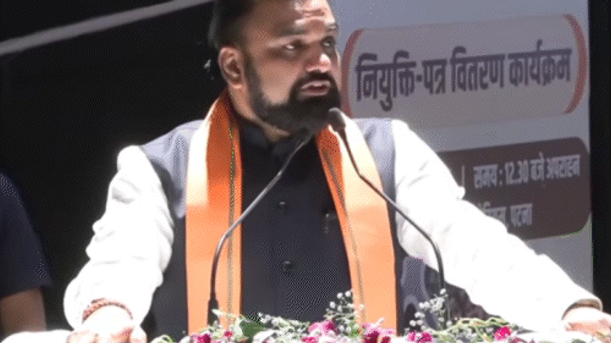 पटना के ऊर्जा ऑडिटोरियम में जीविका के माध्यम से चयनित अभ्यर्थियों को नियुक्ति पत्र वितरित करते मुख्यमंत्री सम्राट चौधरी।