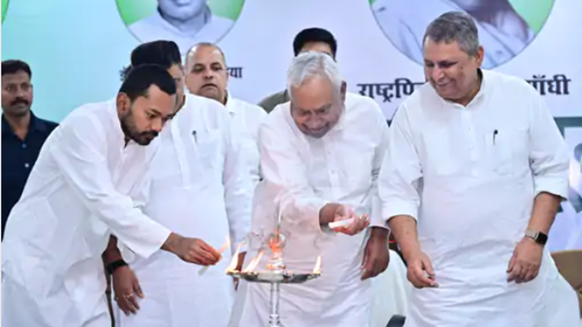 निशांत कुमार और नीतीश कुमार की तस्वीर, बिहार में JDU के नेतृत्व और मुख्यमंत्री पद को लेकर चर्चा